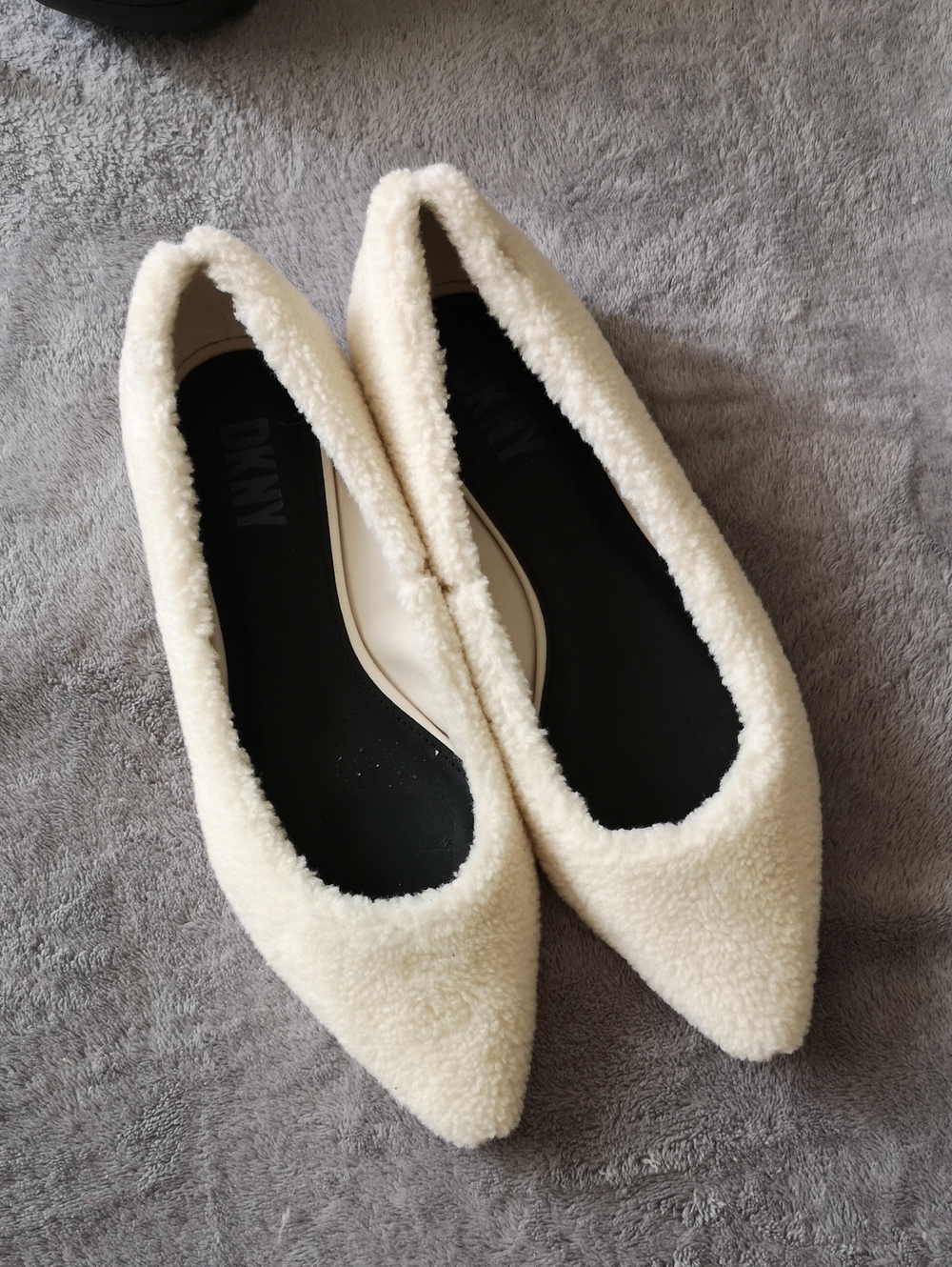 Brand New Fun & Unique DKNY Flat Shoes Cream 100% Drum Dyed Faux Sheep US 6.5M